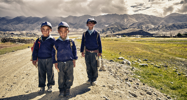 Familia y escuela comparten objetivos comunes. Niños de Hanle-Ladakh, camino al cole.